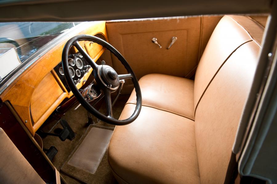 Интерьер Stutz Model MB SV16 Convertible Coupe by Derham 1931 года  (фото 25 из 29)